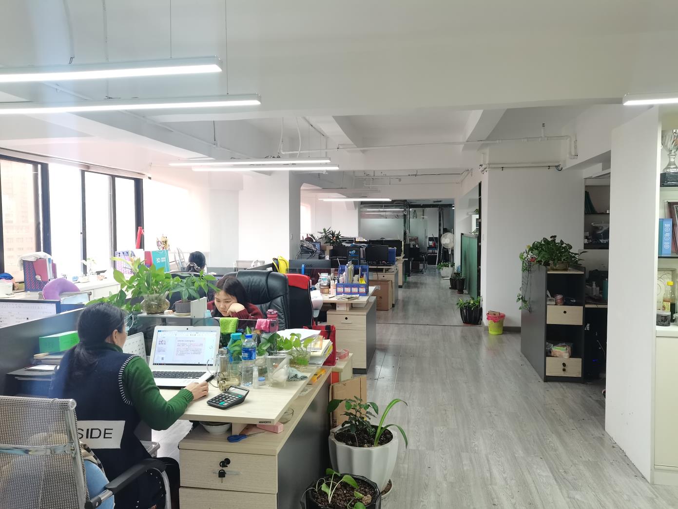 About our team and cosmetics manufacturing service